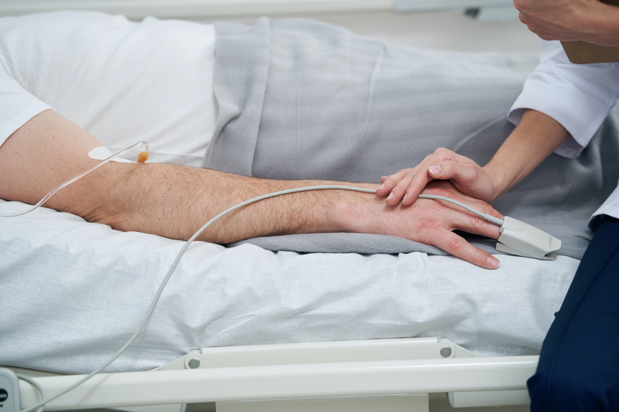 Physician monitoring patient oxygen saturation during intravenous therapy